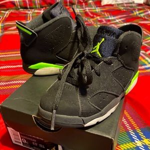 *USED* Jordan Retro 3’s size 9C (Black/Green)